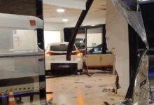 Photo of Carro invade recepção de hospital em Belém e deixa dois funcionários feridos