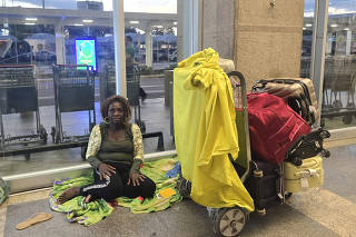Photo of Destino de mulher de Serra Leoa que viveu por meses no Aeroporto de Belém continua incerto