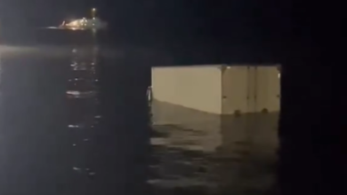 Photo of Caminhão fica parcialmente submerso após atolar na faixa de areia da Orla de Icoaraci, em Belém