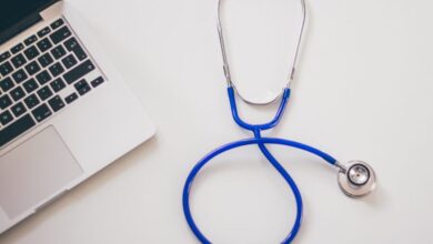 Photo of IA cria falsos médicos no YouTube e leva governo a cobrar remoção de 97 perfis