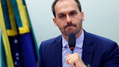 Photo of Eduardo Bolsonaro é demitido da Polícia Federal por abandono de cargo
