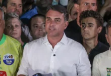 Photo of Flávio Bolsonaro muda carta após se declarar presidente eleito e usar brasão antigo; Trump diz que não vai interferir