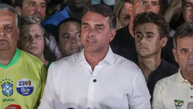 Photo of Flávio Bolsonaro muda carta após se declarar presidente eleito e usar brasão antigo; Trump diz que não vai interferir