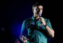 Photo of Flávio Bolsonaro teria participado de festa em lancha com lobistas e prostitutas durante a pandemia, diz revista