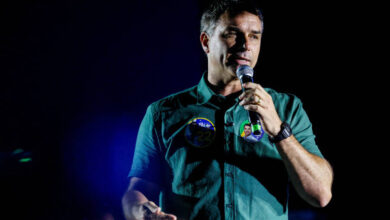 Photo of Flávio Bolsonaro teria participado de festa em lancha com lobistas e prostitutas durante a pandemia, diz revista