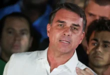 Photo of PF investiga possível saída de Flávio Bolsonaro do Brasil pela fronteira com a Argentina