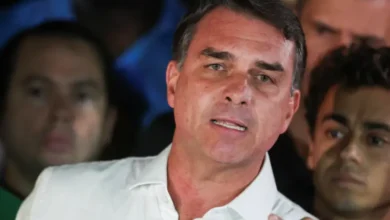 Photo of PF investiga possível saída de Flávio Bolsonaro do Brasil pela fronteira com a Argentina