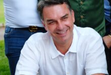 Photo of Flávio Bolsonaro chega aos EUA após descumprir ordem de Moraes e dizer que ficaria no Brasil