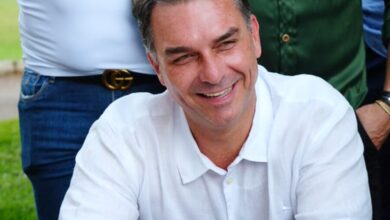 Photo of Flávio Bolsonaro chega aos EUA após descumprir ordem de Moraes e dizer que ficaria no Brasil