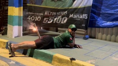 Photo of Eleitor viraliza ao comemorar eleição com rojão ‘no bumbum’