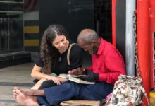 Photo of Jovem é flagrada lendo para idoso em frente a supermercado de Belém e cena emociona nas redes