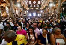 Photo of Devotos lotam Basílica de Nazaré horas antes da descida da Imagem Original do Glória