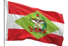 Photo of A bandeira de Santa Catarina também tem vermelho. E aí, será que vão dizer que os catarinenses estão fazendo uma homenagem ao PT?