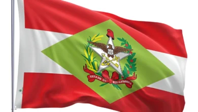Photo of A bandeira de Santa Catarina também tem vermelho. E aí, será que vão dizer que os catarinenses estão fazendo uma homenagem ao PT?