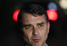 Photo of Flávio Bolsonaro teria deixado o Brasil rumo aos Estados Unidos, diz portal